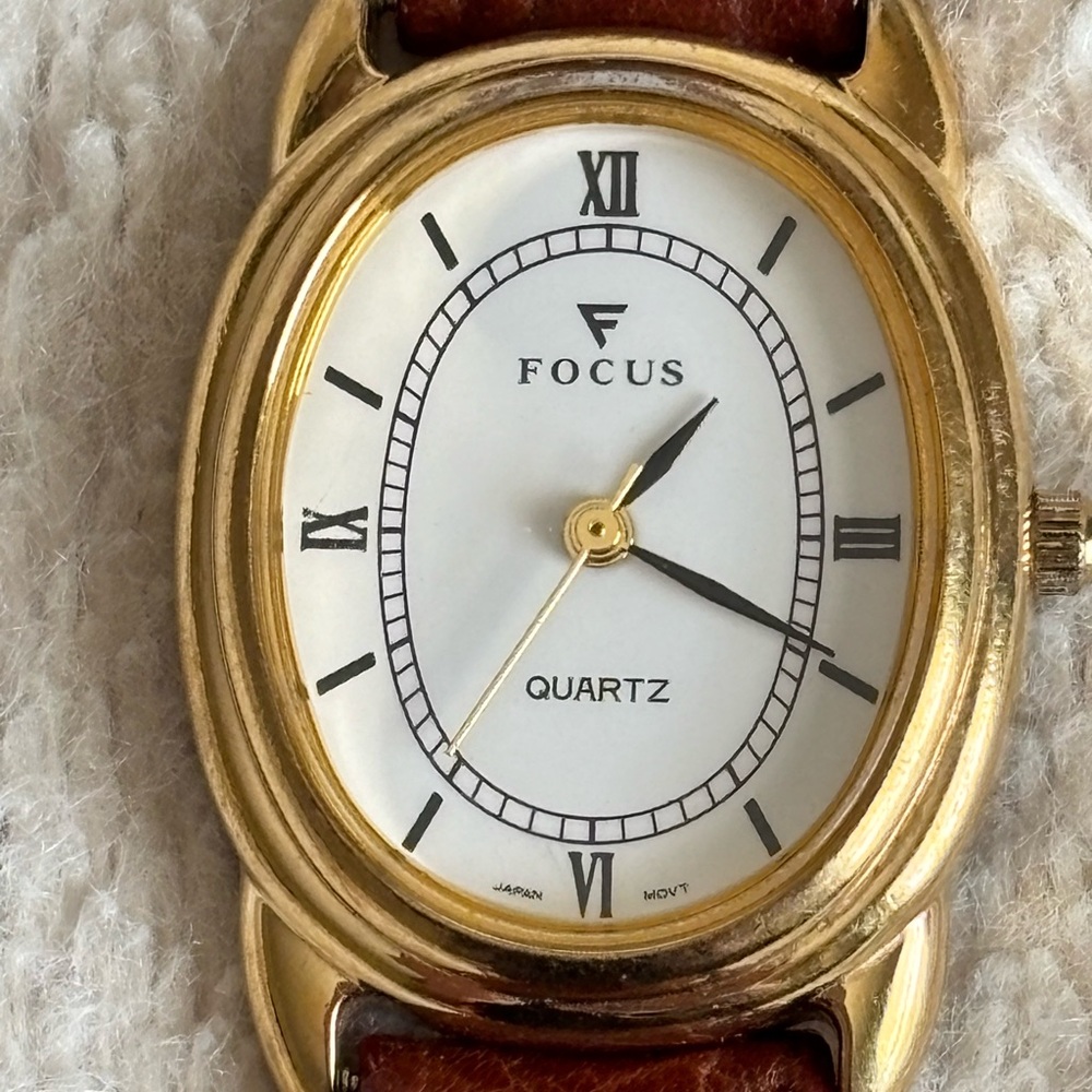 Focus quartz stainless steel ladies watch.